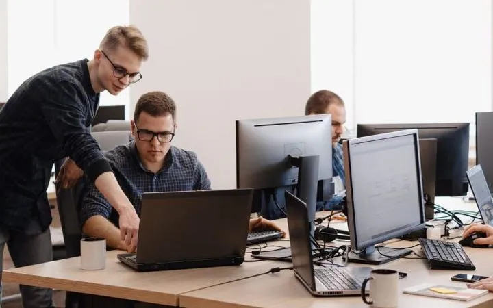 Equipe de escritório trabalhando em computadores